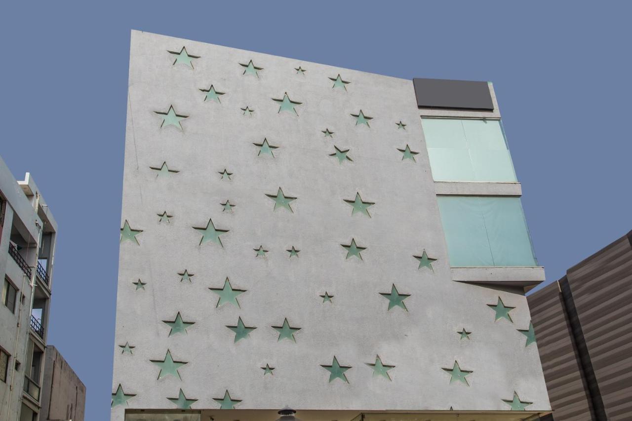 Capital O 14448 Sapphire Star Hotel 3*