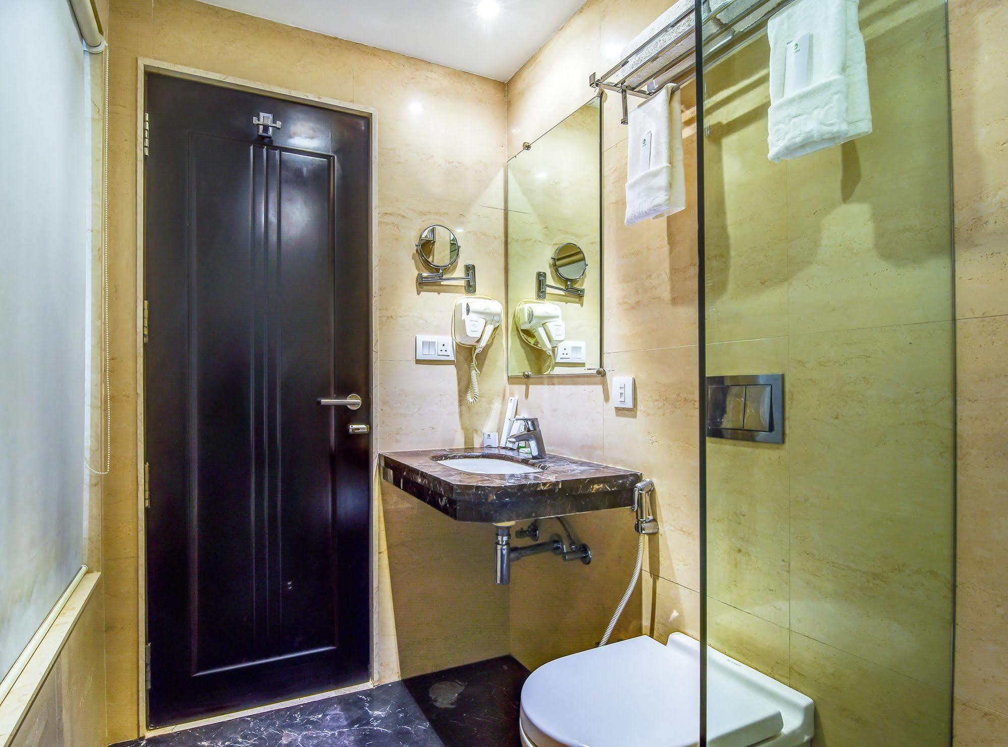 Capital O 14448 Sapphire Star Hotel