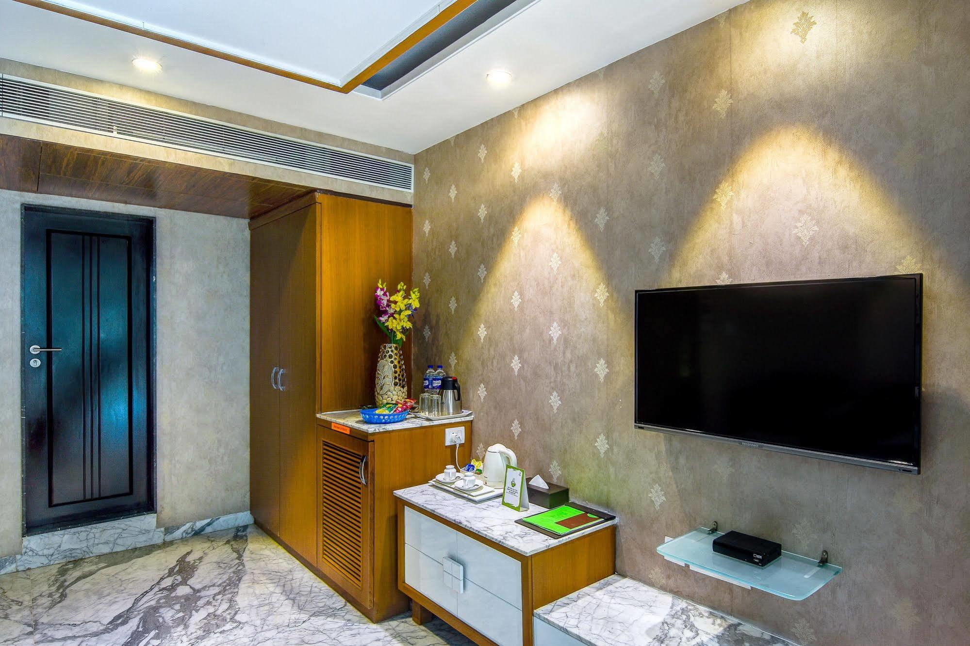 Capital O 14448 Sapphire Star Hotel