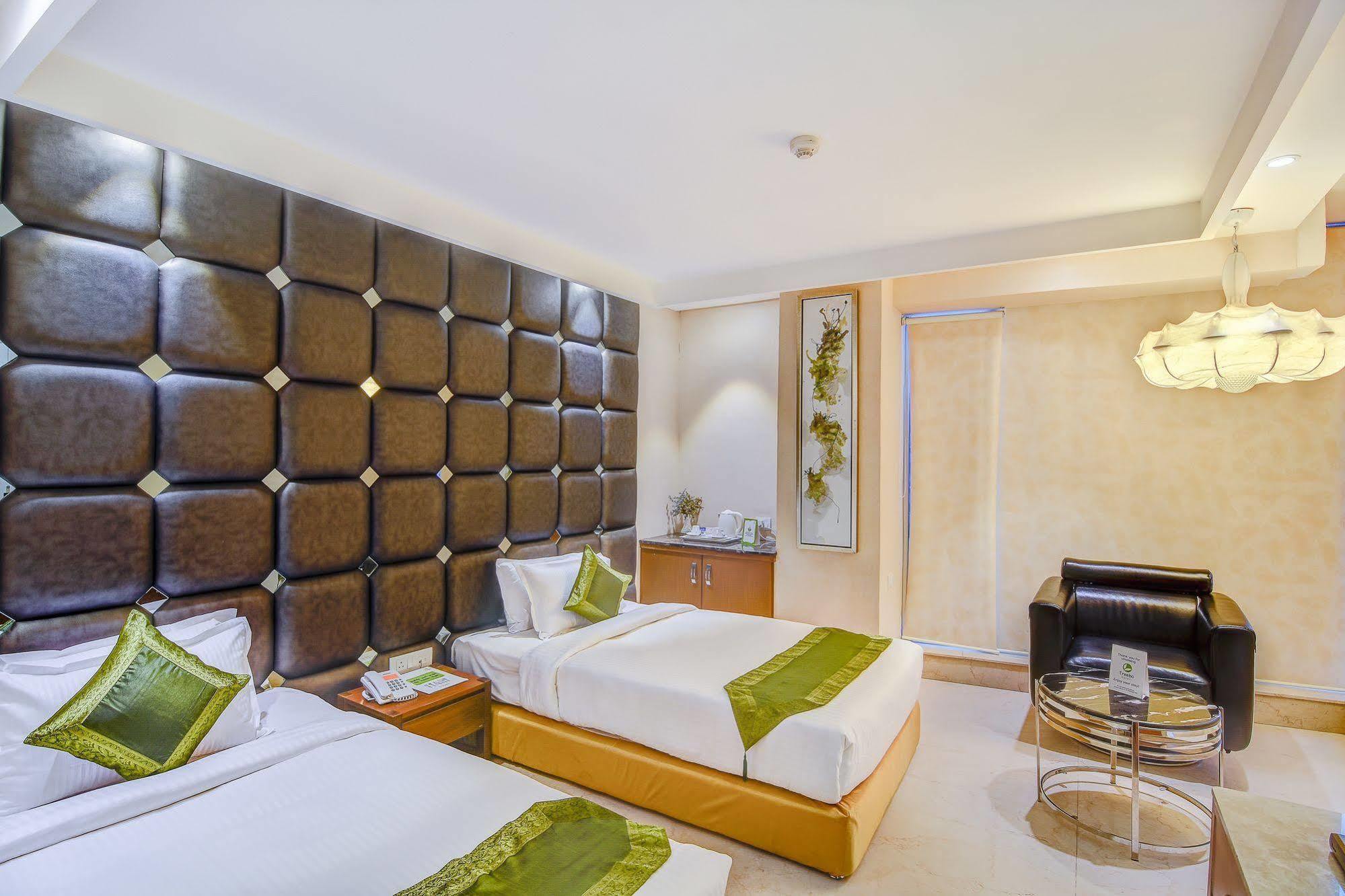 Capital O 14448 Sapphire Star Hotel Indore